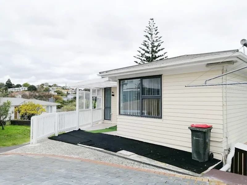 4 bedrooms 18 Blockhouse Bay